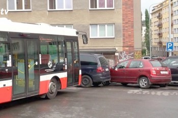 Покатившийся без водителя автобус повредил припаркованные авто в Праге