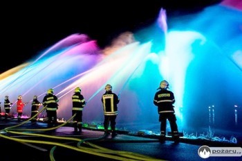 Реку в Праге превратили в поющий фонтан: видео