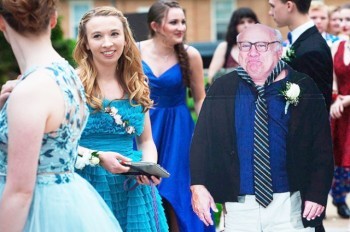 Выпускница пришла на бал с картонным Дэнни ДеВито. Актер ответил ей тем же