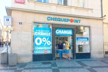 Запоздалая справедливость: сеть пражских обменников Chequepoint лишили лицензии