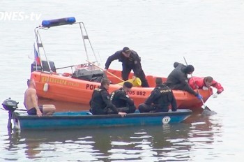 В Праге семья каталась на катамаране и обнаружила труп человека