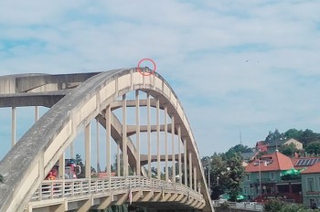 Чешские пожарные спасли мужчину, уснувшего на арке моста