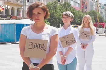 В центре Праги «продавали» беженцев: видео