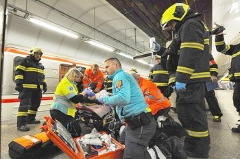 Человек бросился под поезд в метро Праги