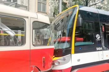 Два трамвая столкнулись в центре Праги: 20 пострадавших