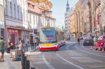 Спастись от жары: какие трамваи и автобусы в Праге оснащены кондиционерами