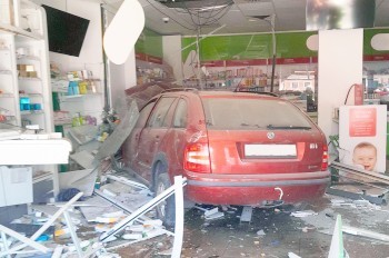 В Чехии водитель въехал в аптеку