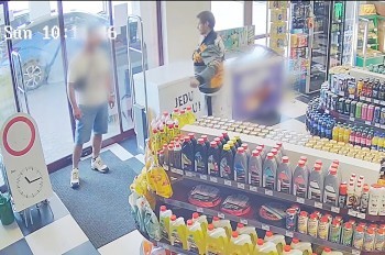 В Праге неизвестный средь бела дня ограбил заправку: видео