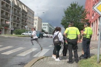 Пражская полиция проверила школьников на алкоголь: видео