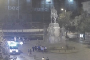 Девушка в наркотическом опьянении влезла на памятник Святому Вацлаву: видео