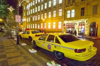 Клипмейкеры превратили летнюю Прагу в рождественский Нью-Йорк