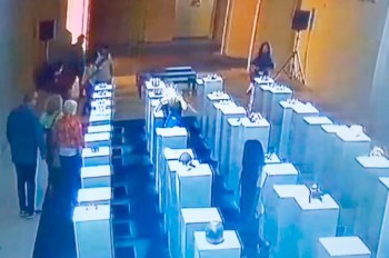 Неуклюжая любительница селфи разбила экспонаты на $200 тысяч: видео