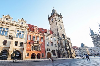 Мемориальная доска в честь Красной армии не вернется на Староместскую ратушу