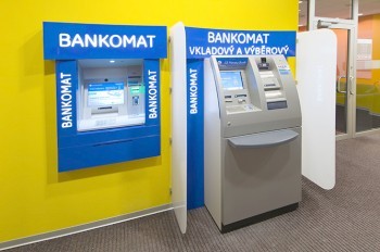 Рассеянный чех забыл забрать из банкомата 80 тыс. крон