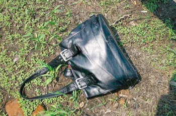 Куривший на балконе пражанин босиком погнался за грабителем