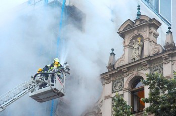 В центре Праги горел отель: видео