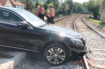 В Чехии пассажирский поезд едва не столкнулся с автомобилем