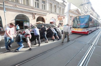 Внедорожник с украинскими номерами заблокировал движение трамваев в Праге