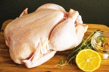 В чешские магазины попала зараженная сальмонеллой курятина из Украины