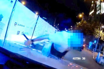 В Праге пьяный иностранец на самокате въехал в машину полиции: видео