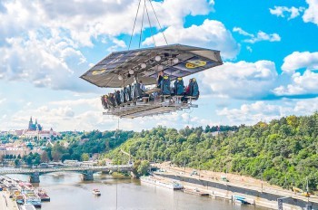 В Прагу приедет аттракцион «Ужин в облаках»