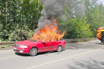 В Чехии машина вспыхнула во время движения из-за упавшего окурка