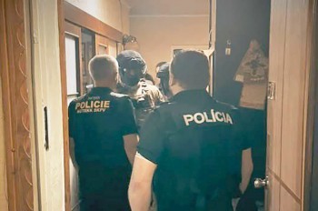 Украинец разослал сотням школ в Чехии письма с угрозами. Разведка полагает, что ему платила Россия