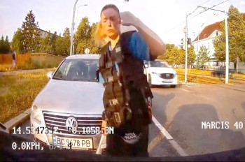 В Праге пьяный водитель врезался в полицейскую машину: видео