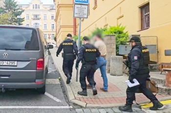 Задержанного в аэропорту Праги россиянина экстрадировали в Германию: видео 