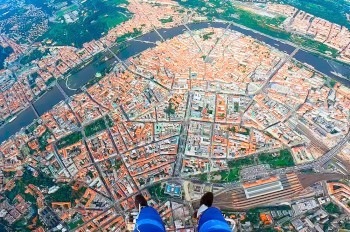 Прыжок парашютистов на Вацлавскую площадь Праги: впечатляющее видео