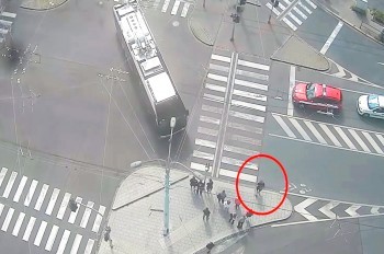 В Чехии зазевавшийся пешеход вышел под троллейбус: видео