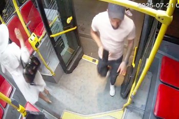 В Праге неизвестный ограбил женщину на улице