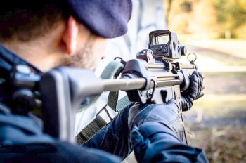 В Чехии полицейский застрелил агрессивного мужчину