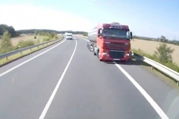 В Чехии фуры чудом избежали лобового столкновения: видео