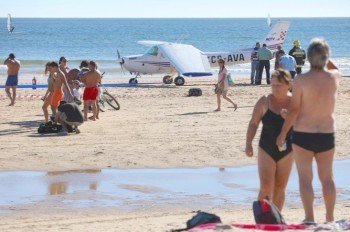 Самолет насмерть сбил двух человек на пляже в Португалии