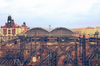 Едва отремонтированную крышу Главного вокзала Праги изуродовал вандал