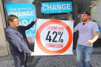 Журналист нанес второй «удар» по алчным обменникам Праги: видео