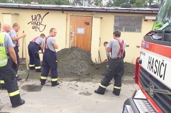 Пражские пожарные вызволили мужчину из «бетонного плена»