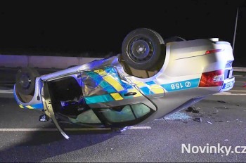 В Праге водитель врезался в стоявшую полицейскую машину