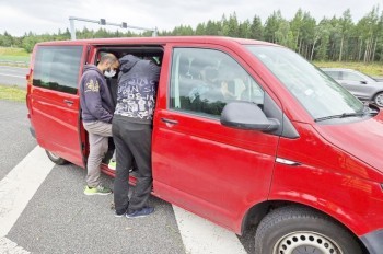 В Чехии остановили набитый нелегалами фургон