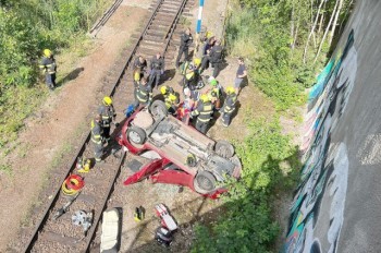 В Праге машина упала с моста после аварии