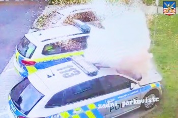 В Чехии мужчина подорвал полицейскую машину самодельной бомбой: видео