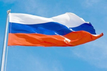 Полиция Чехии преследует россиянина за обход санкций. Его подозревают в переводе денег для путинского олигарха