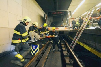 Мужчина бросился под поезд в метро Праги