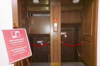 Мэрия Праги вновь пустит туристов на патерностер, но уже за деньги