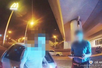 В Праге в стельку пьяный водитель повредил полицейскую машину: видео