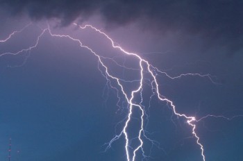 Удар молнии нарушил вещание «Чешского телевидения»