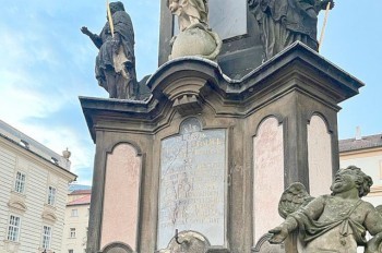 Удар молнии повредил 300-летний чумной столб в центре Праги