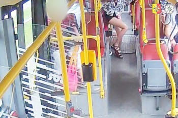 В Праге неизвестный домогался 14-летней школьницы в автобусе: видео