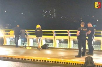 В Праге полицейские предотвратили самоубийство: видео